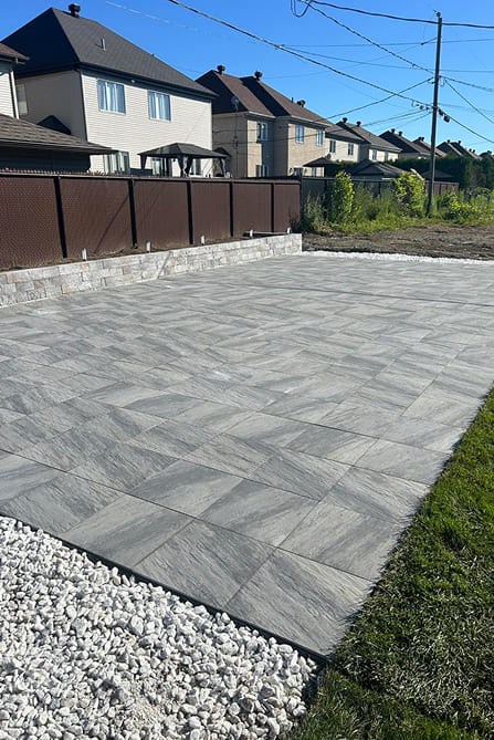 Des arbres et arbustes soigneusement plantés pour un jardin vivant et harmonieux.