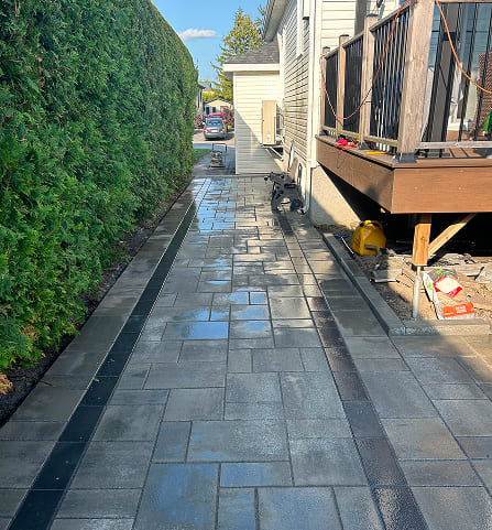 Un extérieur soigneusement aménagé pour un espace harmonieux et structuré.