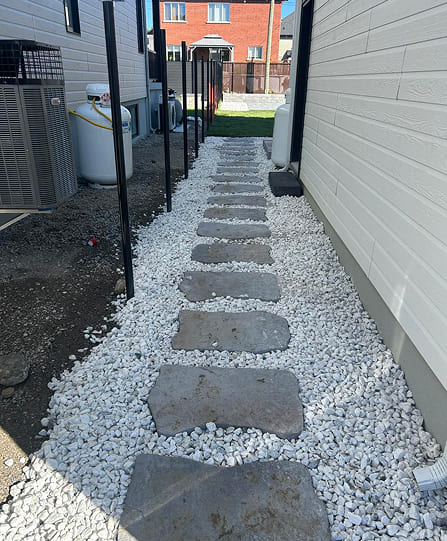 Un aménagement extérieur réalisé avec précision pour un rendu élégant et durable.