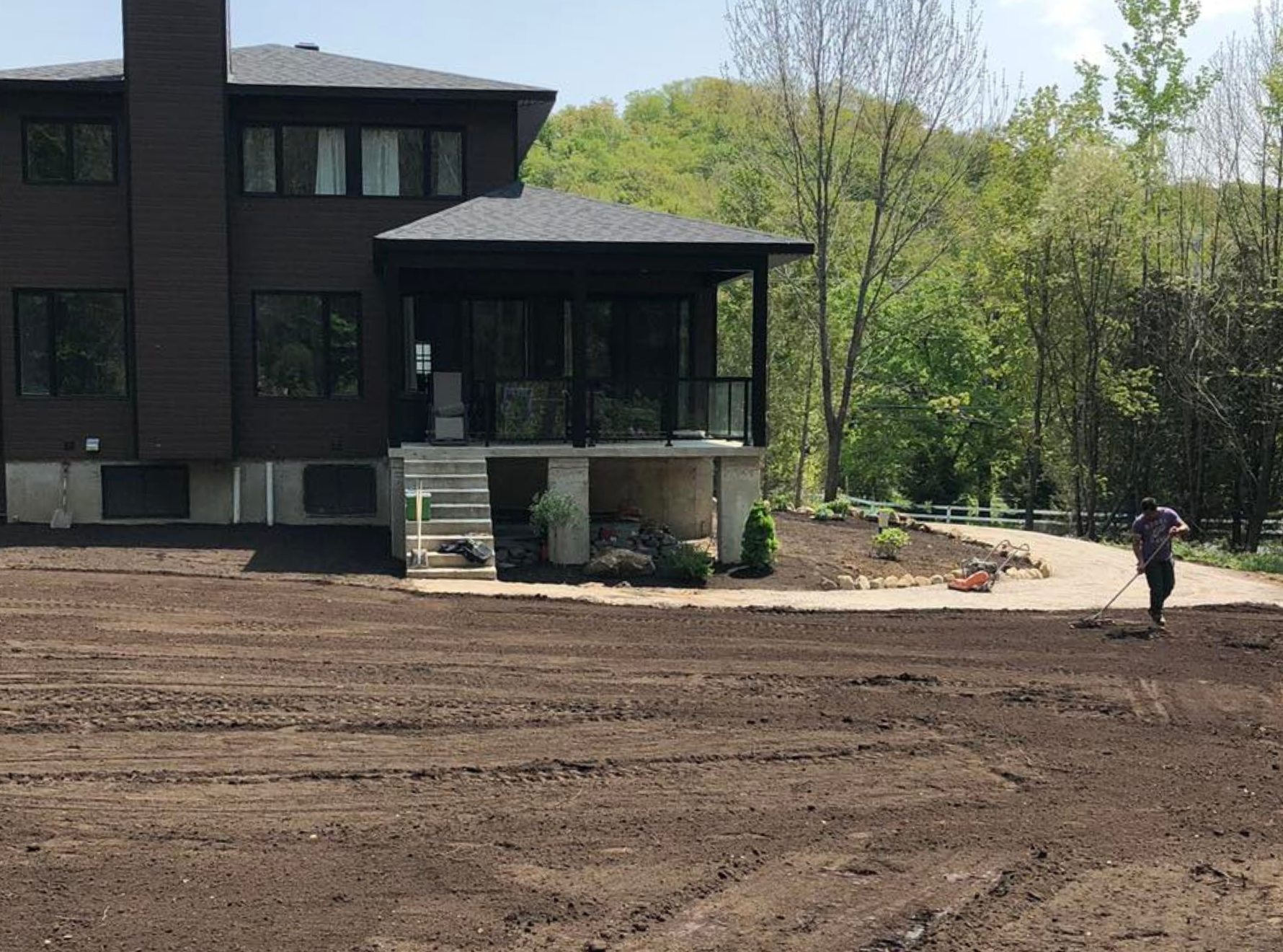 Un terrain parfaitement nivelé pour des fondations solides et un aménagement réussi.